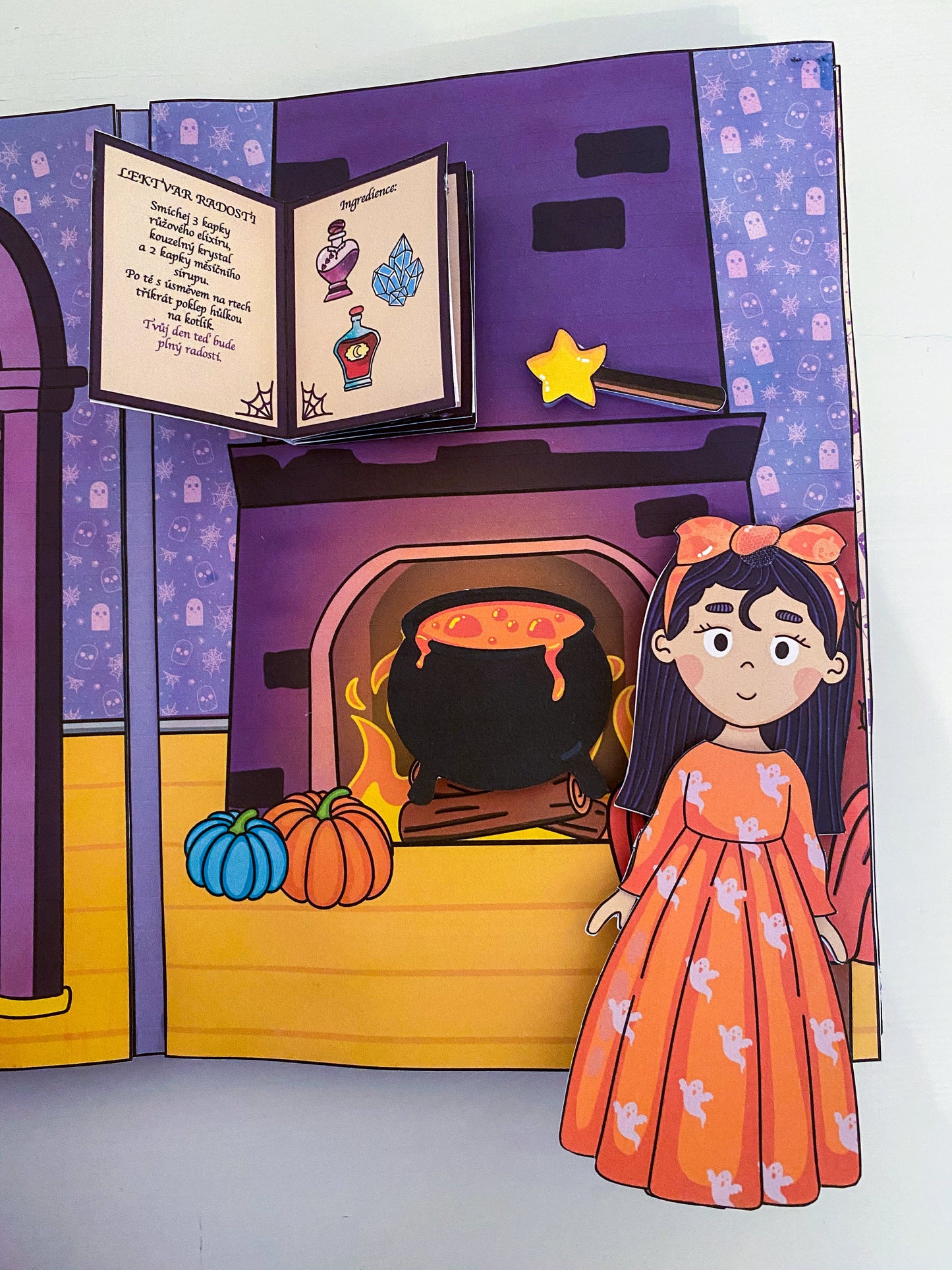 Oblékací panenka "čarodějka" s domečkem - DIY tvořivá sada k vytištění