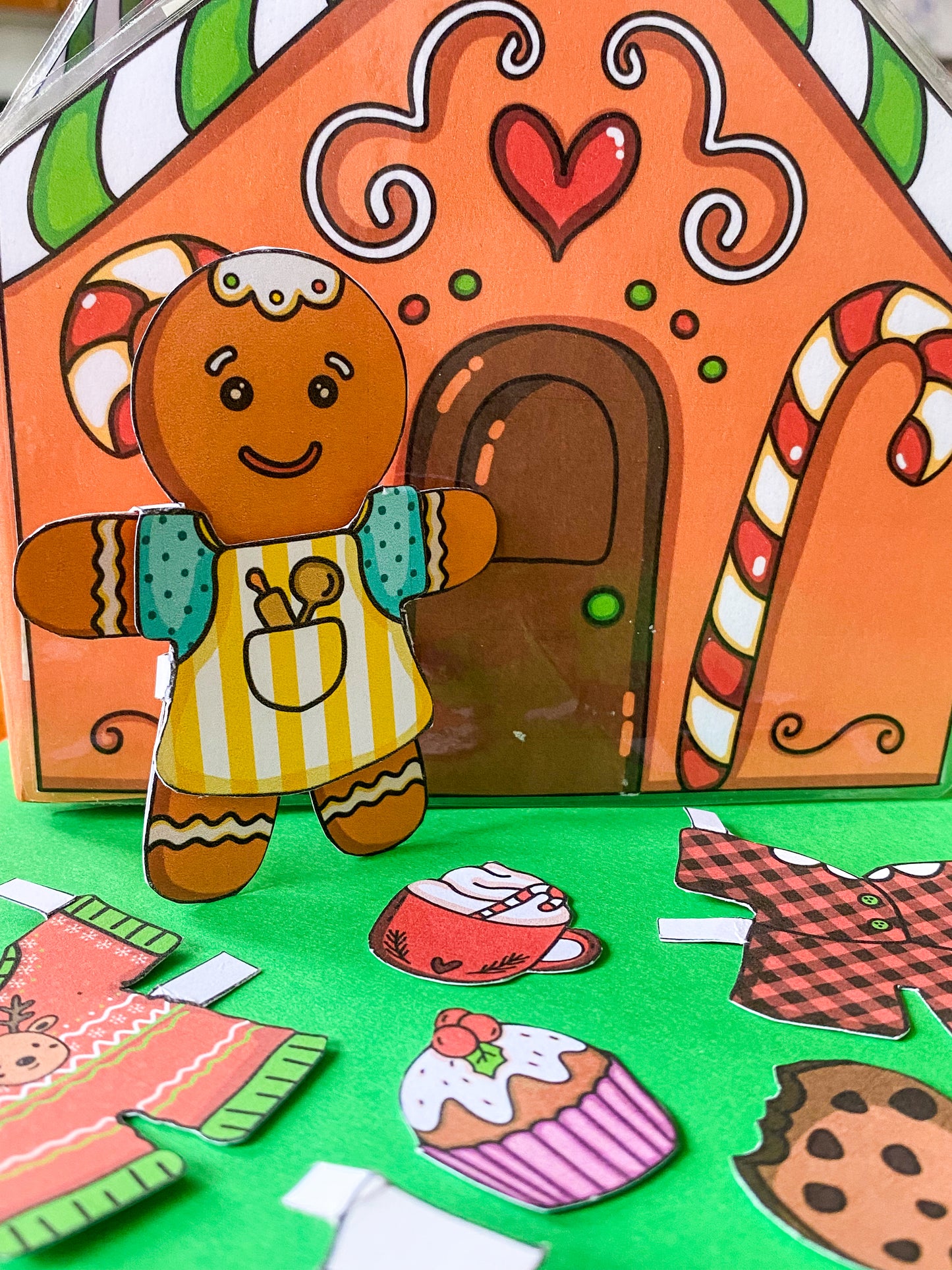 Oblékací "pan Perníček" s domečkem - vystřihovánka k vytištění