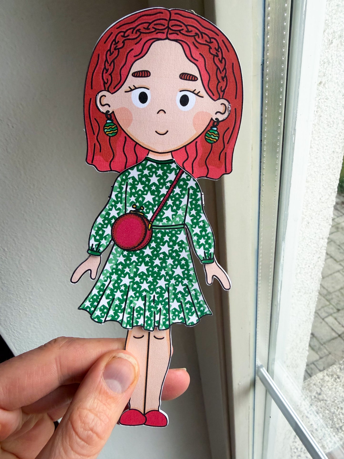 Oblékací panenka "Glorie" s ložnicí - vystřihovánka k vytištění