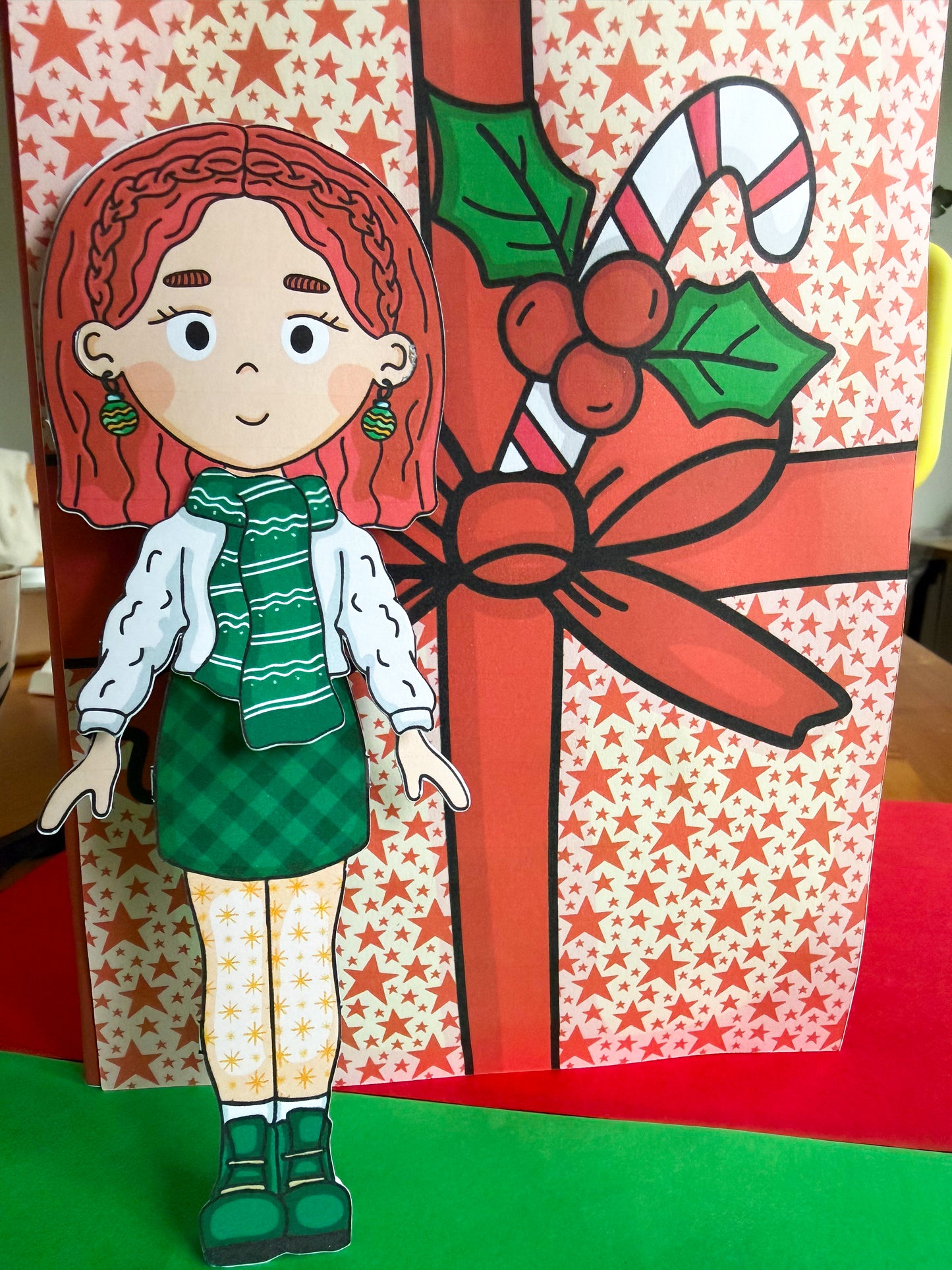 Oblékací panenka "Glorie" s ložnicí - vystřihovánka k vytištění